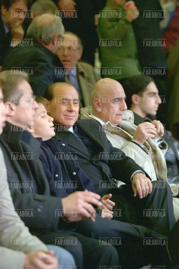 Silvio Berlusconi con il figlio Luigi a San Siro, 2000 - Farabola Immagine digitale