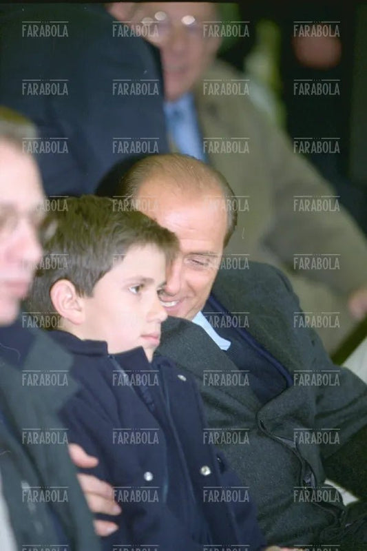 Silvio Berlusconi con il figlio Luigi a San Siro, 2000 - Farabola Immagine digitale