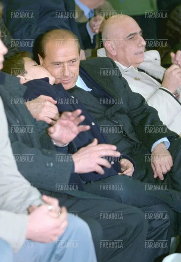Silvio Berlusconi con il figlio Luigi a San Siro, 2000 - Farabola Immagine digitale