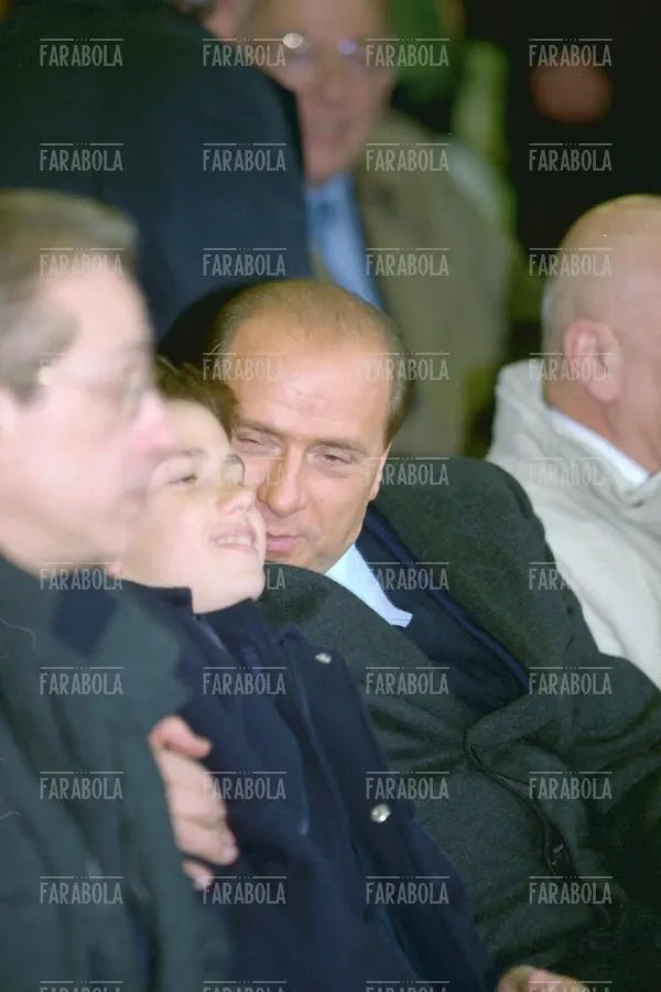 Silvio Berlusconi con il figlio Luigi a San Siro, 2000 - Farabola Immagine digitale