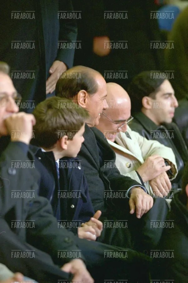 Silvio Berlusconi con il figlio Luigi e Adriano Galliani a San Siro, 2000 - Farabola Immagine digitale