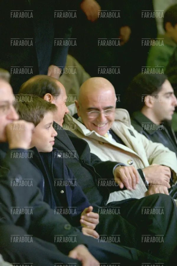 Silvio Berlusconi con il figlio Luigi e Adriano Galliani a San Siro, 2000 - Farabola Immagine digitale