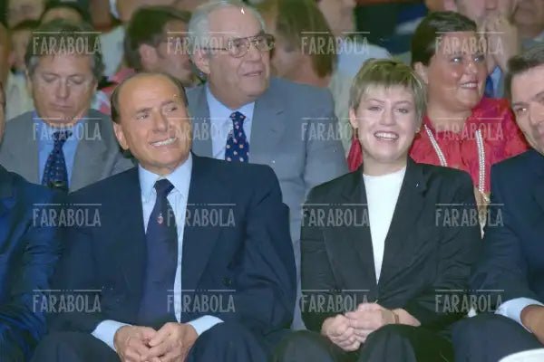 Silvio Berlusconi con la figlia Barbara a San Siro, Milano, 2001 - Farabola Immagine digitale