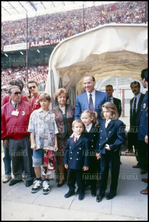 Silvio Berlusconi con la madre e i figli a San Siro, Milano, anni 90 - Farabola Immagine digitale
