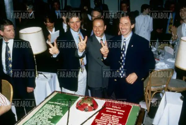 Silvio Berlusconi e Franco Baresi festeggiano il 14esimo scudetto, 1994 - Farabola Immagine digitale