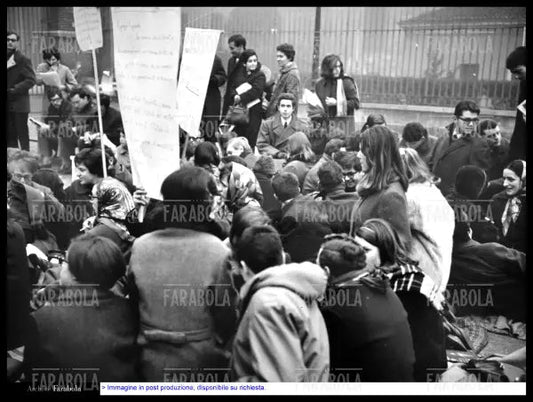 Sit - in degli studenti dell'Università Cattolica, Milano, 1968 - Farabola Immagine digitale