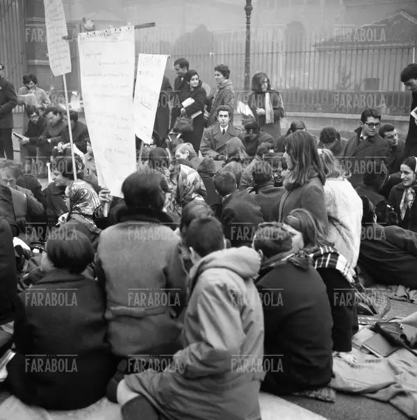 Sit - in degli studenti dell'Università Cattolica, Milano, 1968 - Farabola Immagine digitale