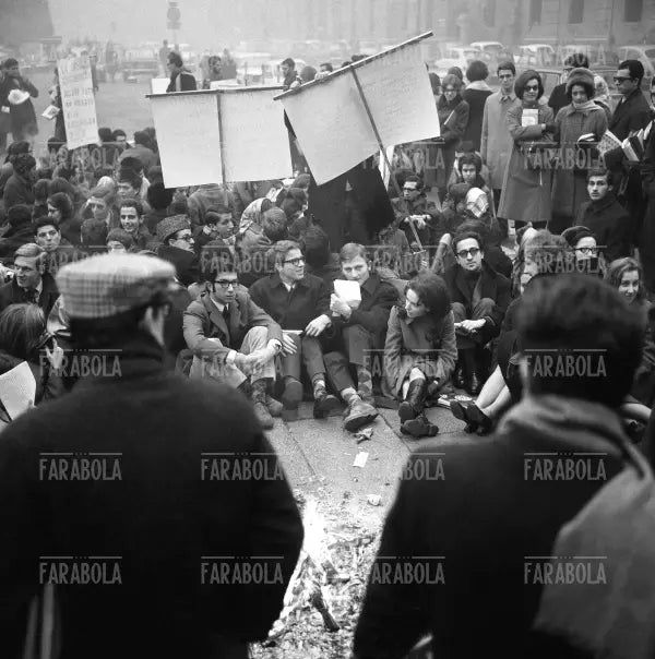 Sit - in degli studenti dell'Università Cattolica, Milano, 1968 - Farabola Immagine digitale