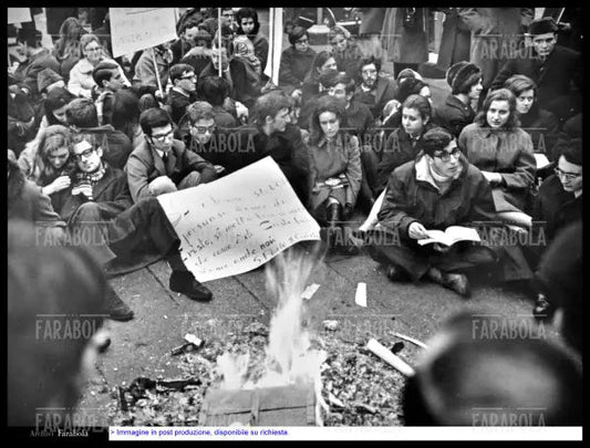 Sit - in degli studenti dell'Università Cattolica, Milano, 1968 - Farabola Immagine digitale