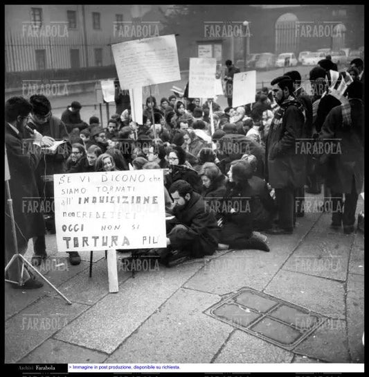 Sit - in degli studenti dell'Università Cattolica, Milano, 1968 - Farabola Immagine digitale