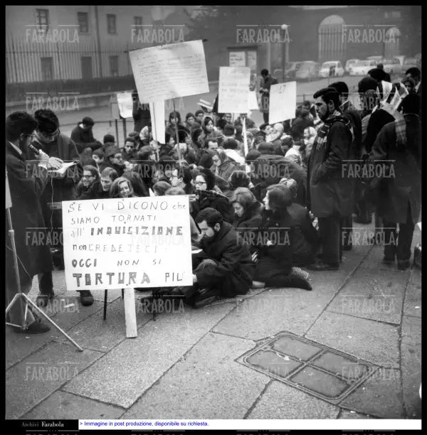 Sit - in degli studenti dell'Università Cattolica, Milano, 1968 - Farabola Immagine digitale