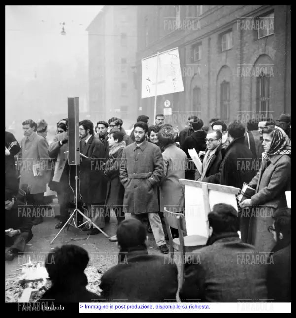Sit - in degli studenti dell'Università Cattolica, Milano, 1968 - Farabola Immagine digitale
