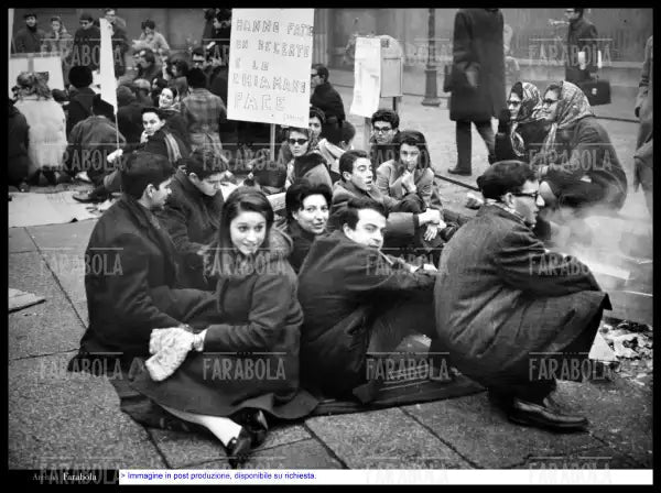 Sit - in degli studenti dell'Università Cattolica, Milano, 1968 - Farabola Immagine digitale