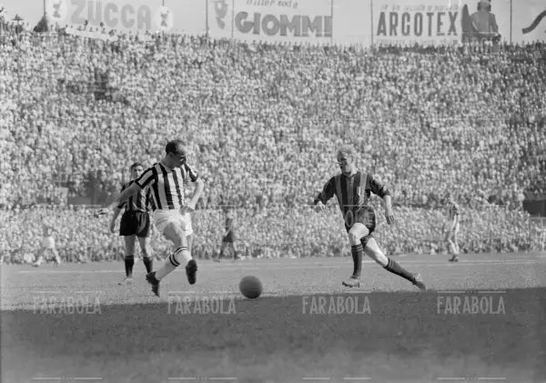 Skoglund contrastato da Bertuccelli, Inter vs Juventus, 1954 - Farabola Immagine digitale