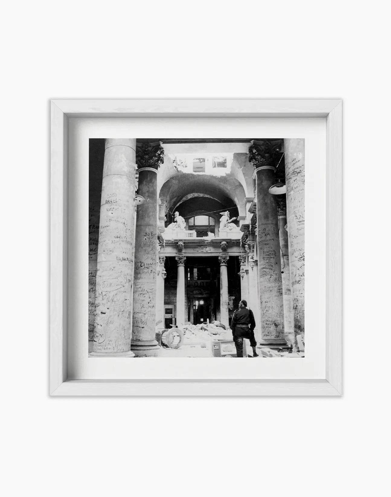 Soldato tra le rovine del Reichstag, Berlino 1945 - Farabola Fotografia