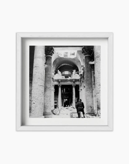 Soldato tra le rovine del Reichstag, Berlino 1945 - Farabola Fotografia