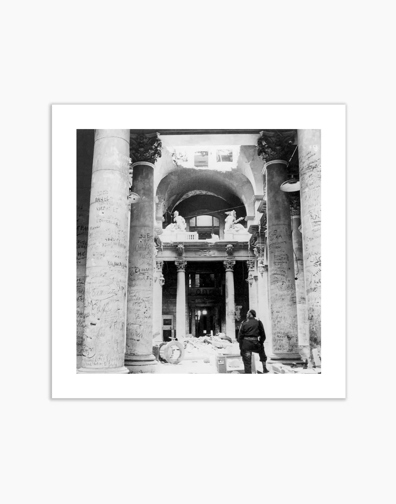 Soldato tra le rovine del Reichstag, Berlino 1945 - Farabola Fotografia