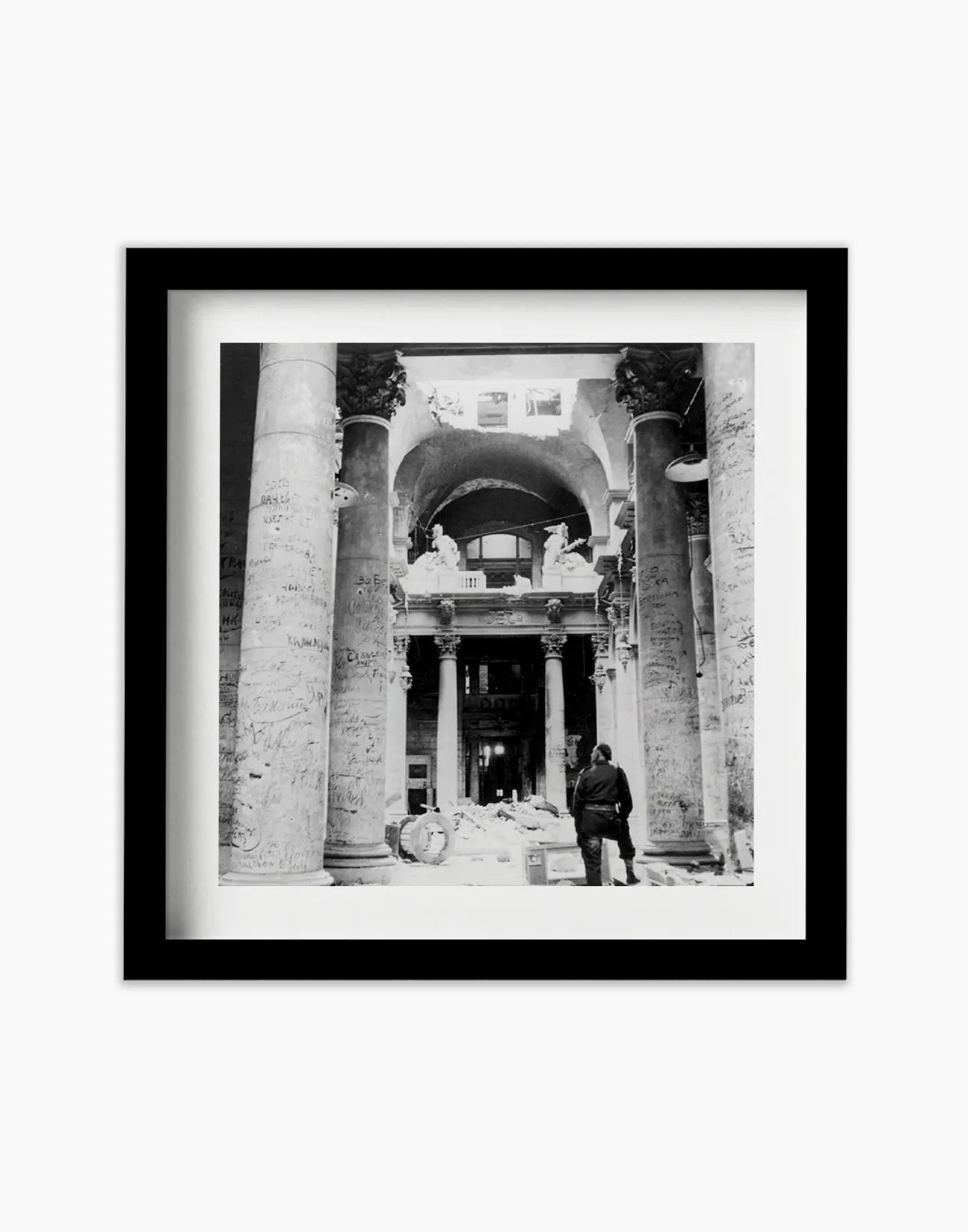 Soldato tra le rovine del Reichstag, Berlino 1945 - Farabola Fotografia