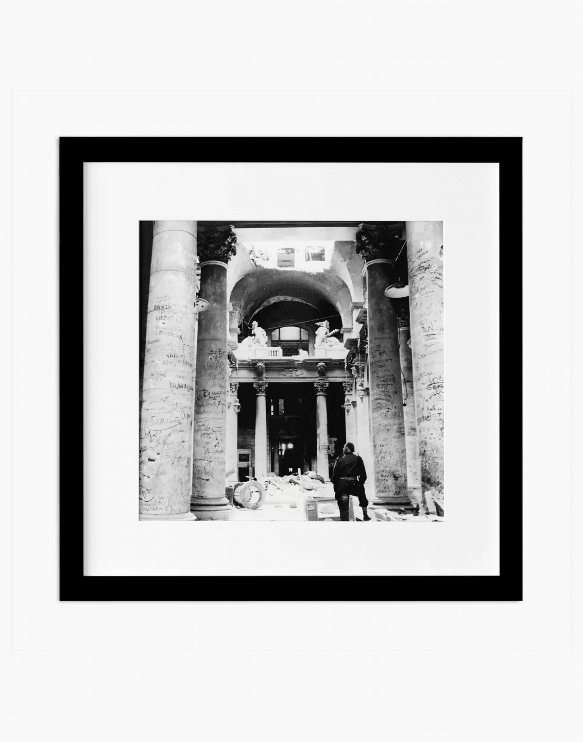 Soldato tra le rovine del Reichstag, Berlino 1945 — stampa fine art con cornice nera