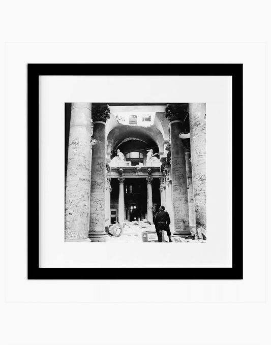 Soldato tra le rovine del Reichstag, Berlino 1945 — stampa fine art con cornice nera