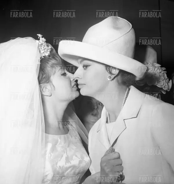 Sophia Loren al matrimonio della sorella, Maria Scicolone, 1962 - Farabola Immagine digitale
