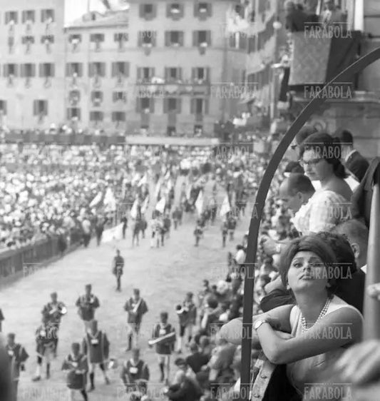Sophia Loren al Palio di Siena, 1961 - Farabola Immagine digitale