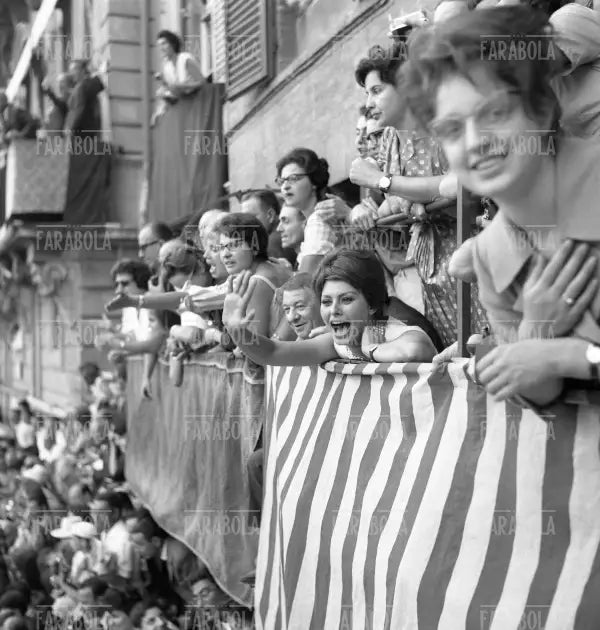 Sophia Loren al Palio di Siena, 1961 - Farabola Immagine digitale