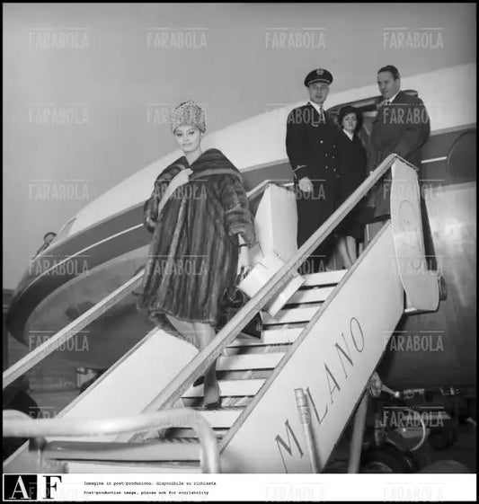 Sophia Loren al suo arrivo a Linate, Milano, 1960 - Farabola Immagine digitale