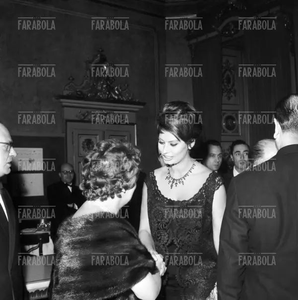 Sophia Loren alla festa per la prima de La Ciociaria, Milano, 1960 - Farabola Immagine digitale