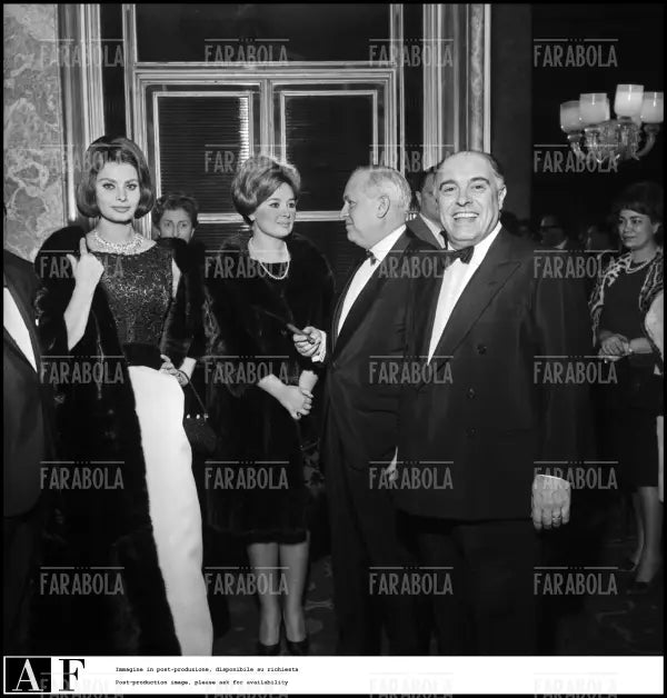 Sophia Loren alla prima del film Boccaccio '70, Milano, 1962 - Farabola Immagine digitale