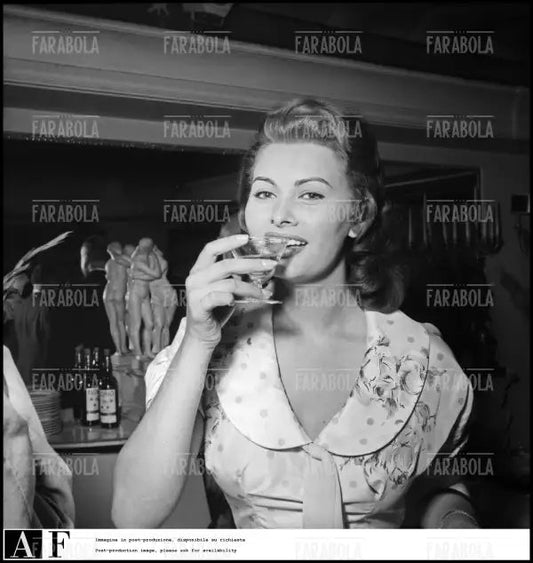 Sophia Loren all'Open Gate Club, 1954 - Farabola Immagine digitale