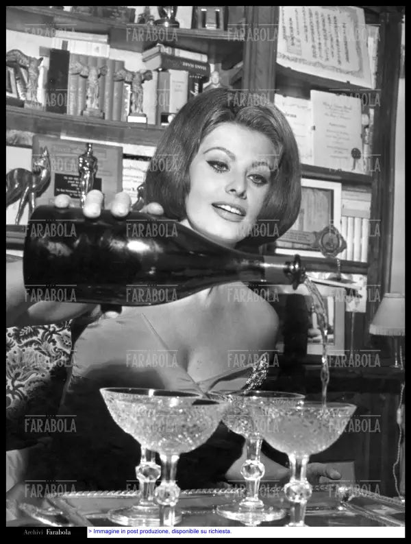 Sophia Loren brinda al nuovo anno, Roma, 1962 - Farabola Immagine digitale