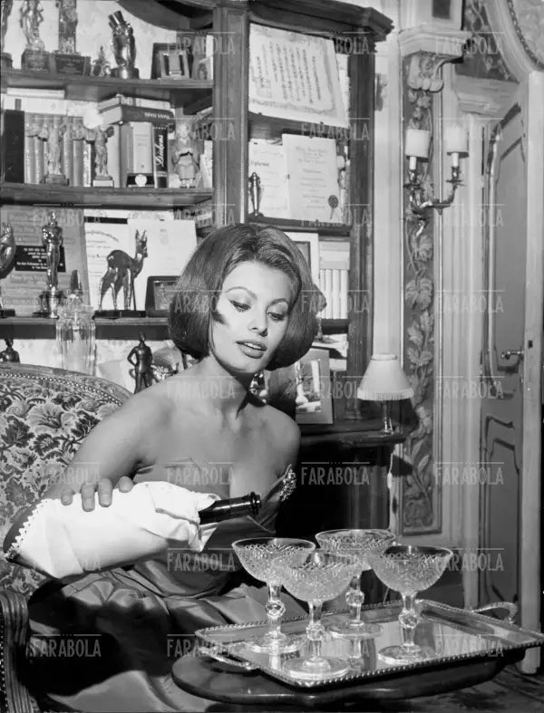 Sophia Loren brinda al nuovo anno, Roma, 1962 - Farabola Immagine digitale