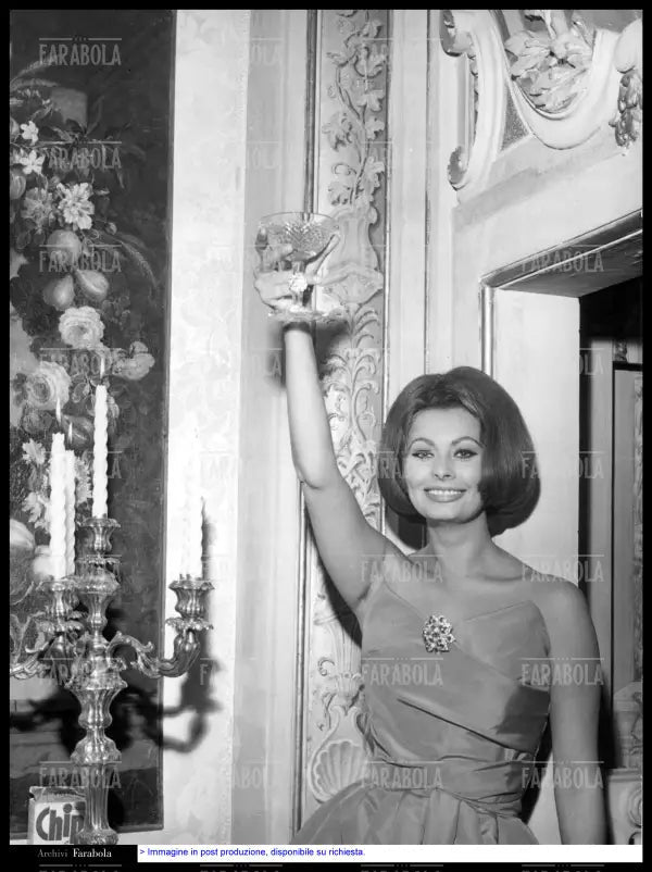 Sophia Loren brinda al nuovo anno, Roma, 1962 - Farabola Immagine digitale