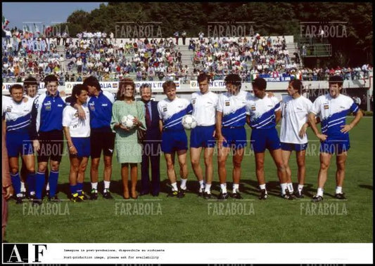 Sophia Loren con la nazionale di calcio, 1990 - Farabola Immagine digitale