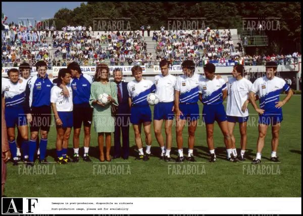 Sophia Loren con la nazionale di calcio, 1990 - Farabola Immagine digitale