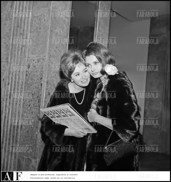 Sophia Loren con la sorella alla prima del film Boccaccio '70, Milano, 1962 - Farabola Immagine digitale