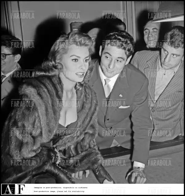 Sophia Loren con Lorenzo Buffon durante una visita alla sede del Milan, 1954 - Farabola Immagine digitale