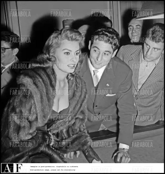 Sophia Loren con Lorenzo Buffon durante una visita alla sede del Milan, 1954 - Farabola Immagine digitale