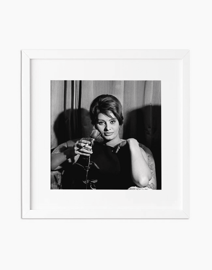 Sophia Loren con una rosa, 1960 — stampa fine art con cornice bianca