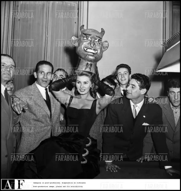 Sophia Loren durante una visita alla sede del Milan, 1954 - Farabola Immagine digitale
