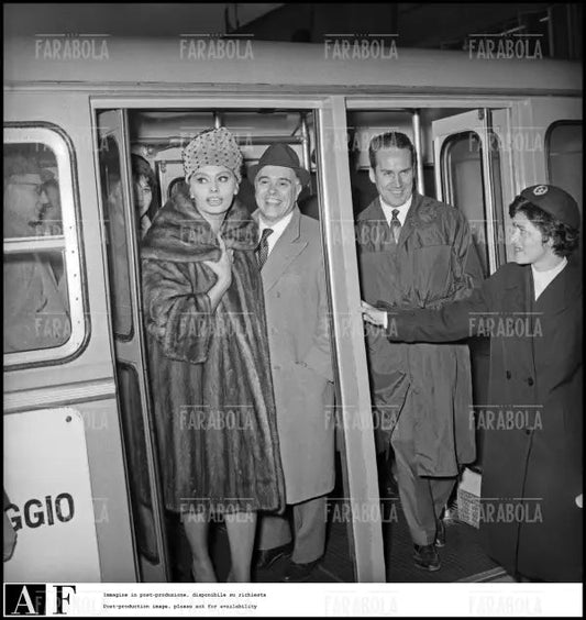 Sophia Loren e Carlo Ponti sul bus navetta a Linate, Milano, 1960 - Farabola Immagine digitale