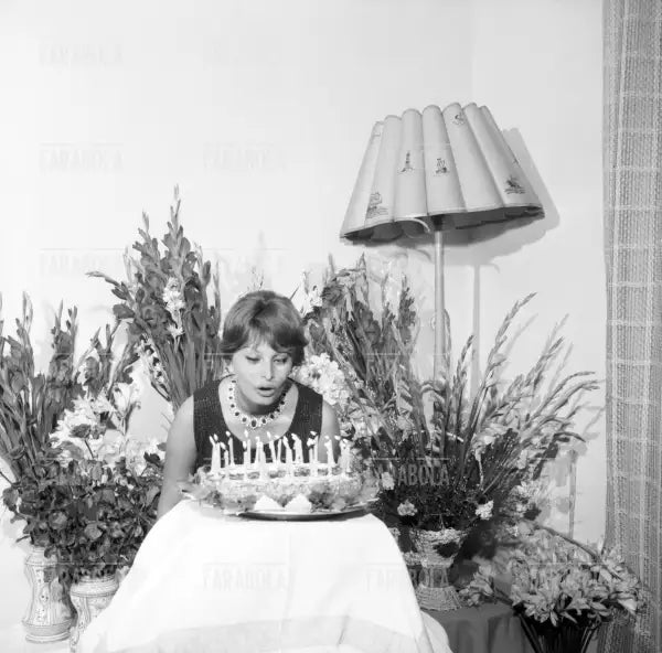 Sophia Loren festeggia 25 anni, Capri, 1959 - Farabola Immagine digitale