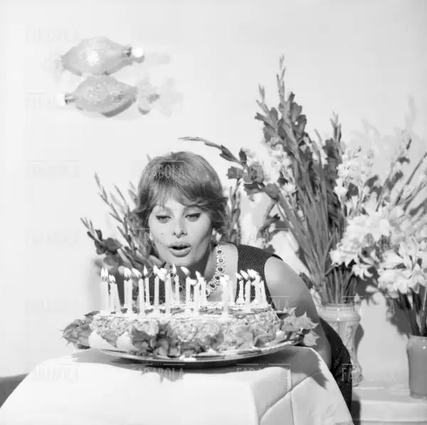 Sophia Loren festeggia 25 anni, Capri, 1959 - Farabola Immagine digitale