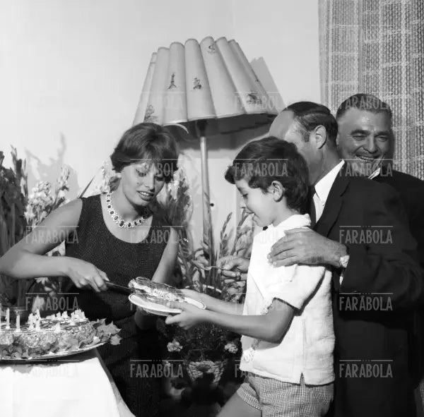Sophia Loren festeggia 25 anni, Capri, 1959 - Farabola Immagine digitale