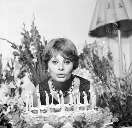Sophia Loren festeggia 25 anni, Capri, 1959 - Farabola Immagine digitale