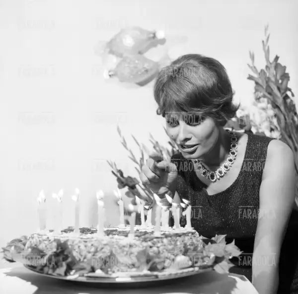 Sophia Loren festeggia 25 anni, Capri, 1959 - Farabola Immagine digitale