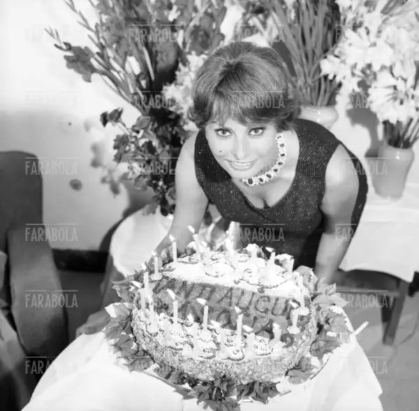 Sophia Loren festeggia 25 anni, Capri, 1959 - Farabola Immagine digitale