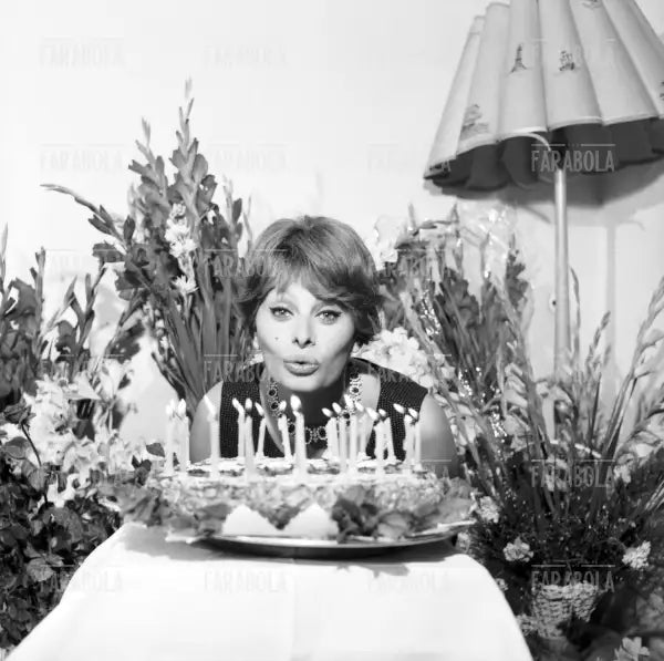 Sophia Loren festeggia 25 anni, Capri, 1959 - Farabola Immagine digitale