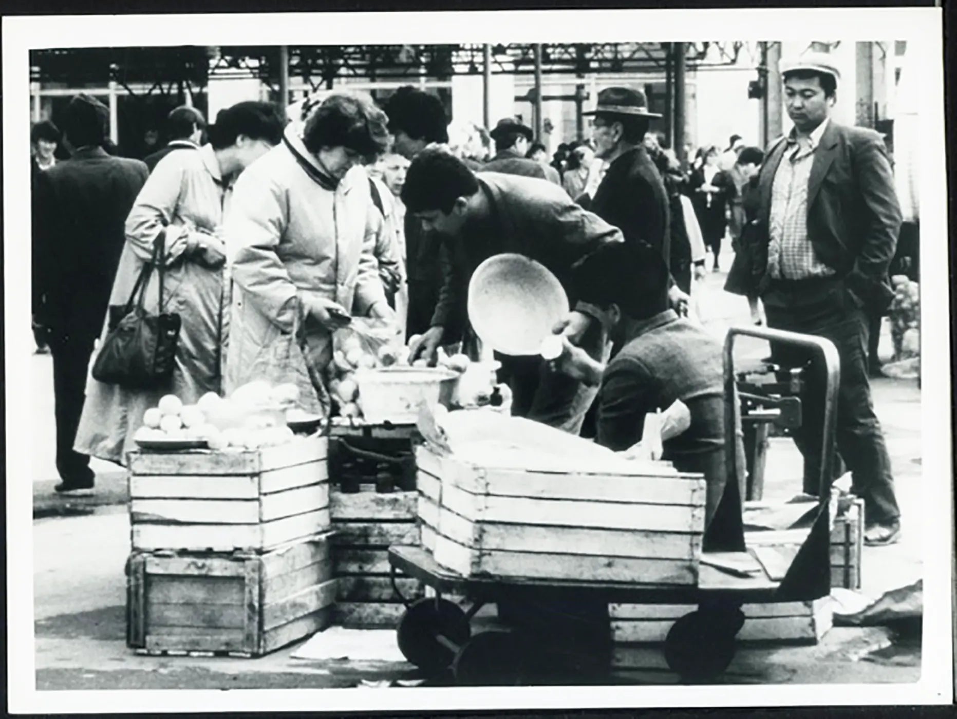 Sovietici fanno la spesa anni 90 Ft 37980 - Stampa 24x18 cm - Farabola Stampa ai sali d'argento